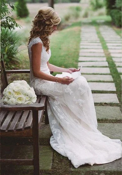 Elegant Lace Appliques Wedding Dress With Key Hole Zipper Button Back