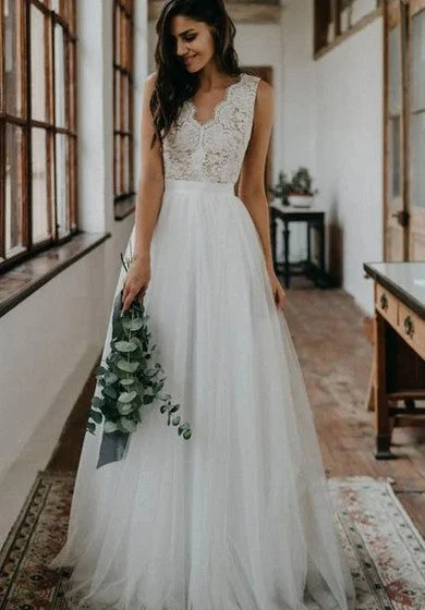 Romantic Scalloped V-neck Tulle Lace A Line Floor-length Sleeveless Wedding Dress