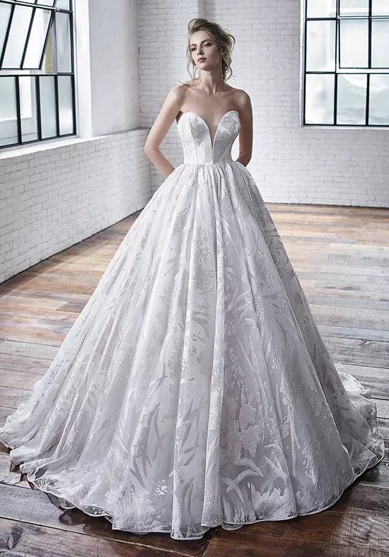 Special Offer – Act Fast!Badgley Mischka Carrington - Size 8
